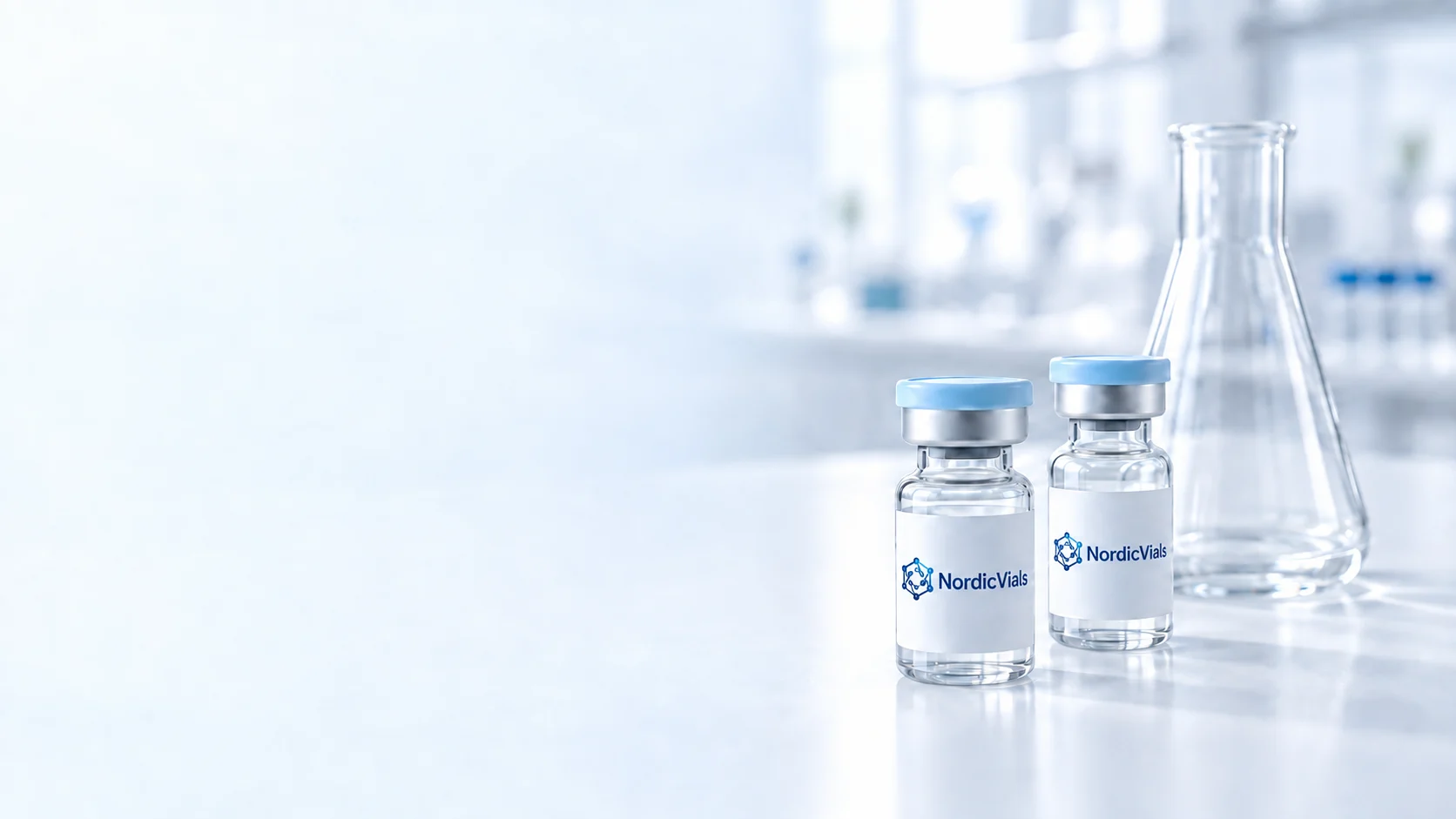 NordicVials-vialer med logotyp och laboratorieglas i en ljusblå miljö